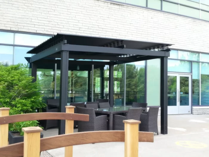 Pergola noire au-dessus de la terrasse près du pavillon vitré, Collège de la Cité à Ottawa