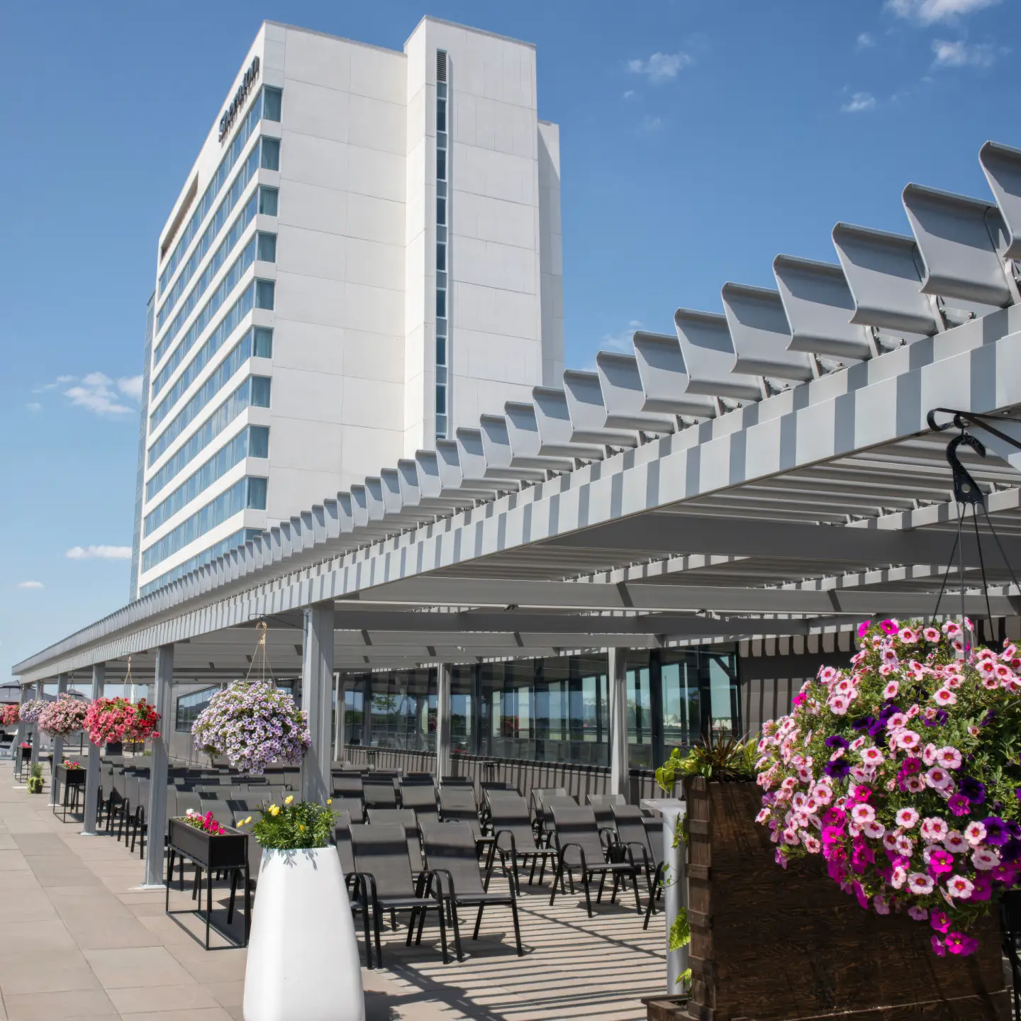 Longue pergola blanche au-dessus de la terrasse fleurie, Centre des congrès de Saint-Hyacinthe