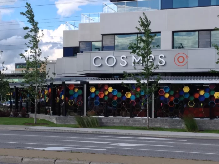 Pergola noire le long de la devanture et de sa fresque colorée, Restaurant Cosmos à Québec