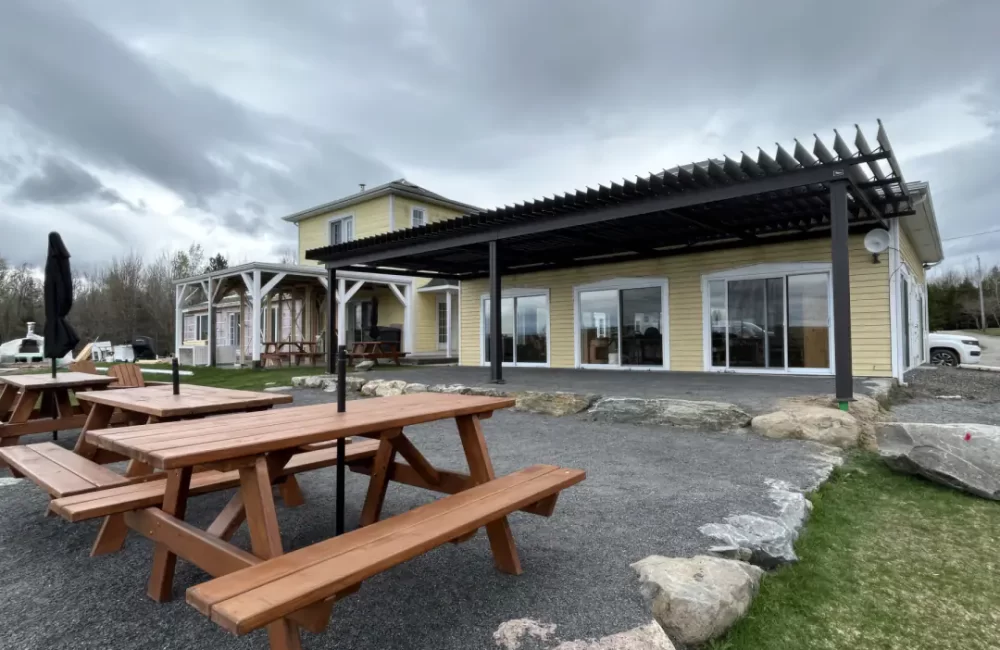 Vignoble Les Côtes du Gavet — pergola à Warwick