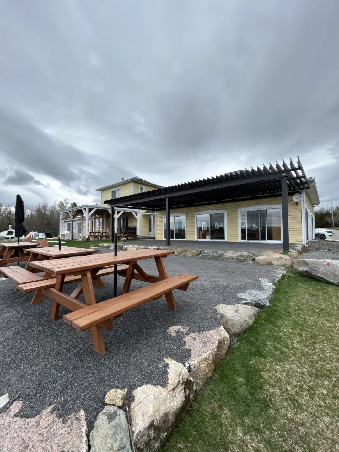 Pergola et tables de pique-nique au vignoble, Vignoble Les Côtes du Gavet à Warwick