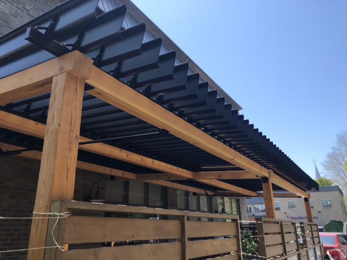 Structure de la pergola en cours de montage sur ossature de bois, Le Coup Monté à Repentigny