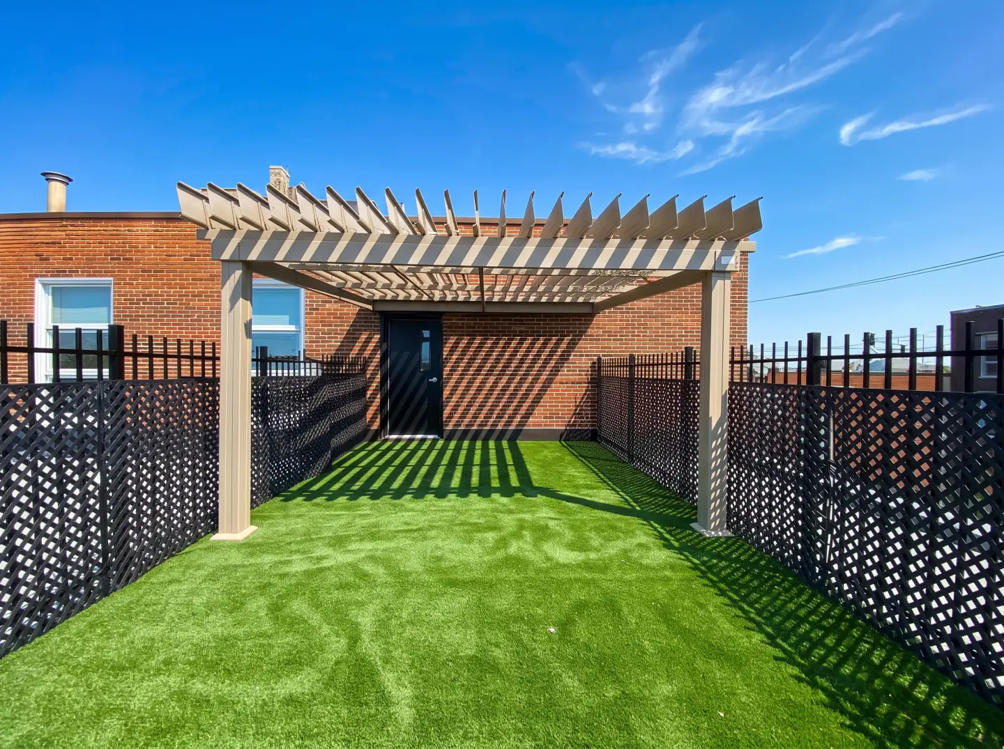 Beige pergola over the daycare yard, CPE Soleil Joyeux in Montréal
