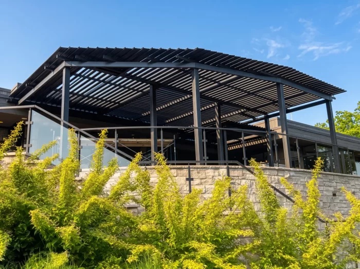 Pergola noire au-dessus de la terrasse du pavillon de golf, Credit Valley Golf and Country Club à Mississauga
