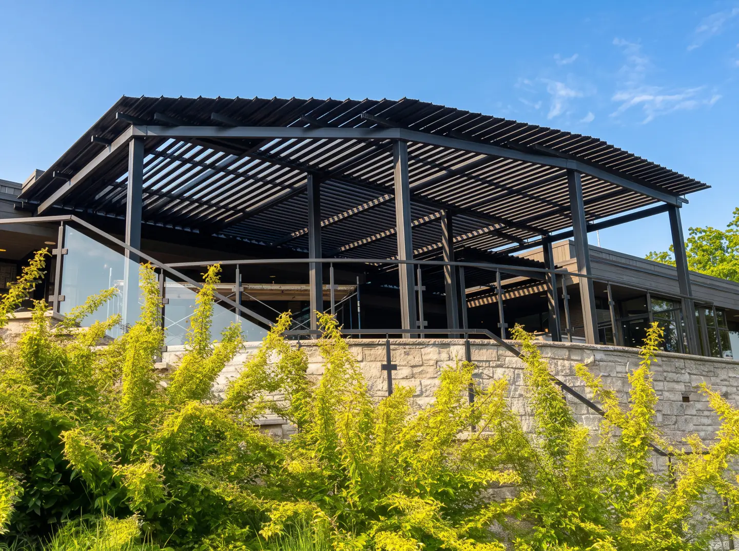 Pergola noire au-dessus de la terrasse du pavillon de golf, Credit Valley Golf and Country Club à Mississauga