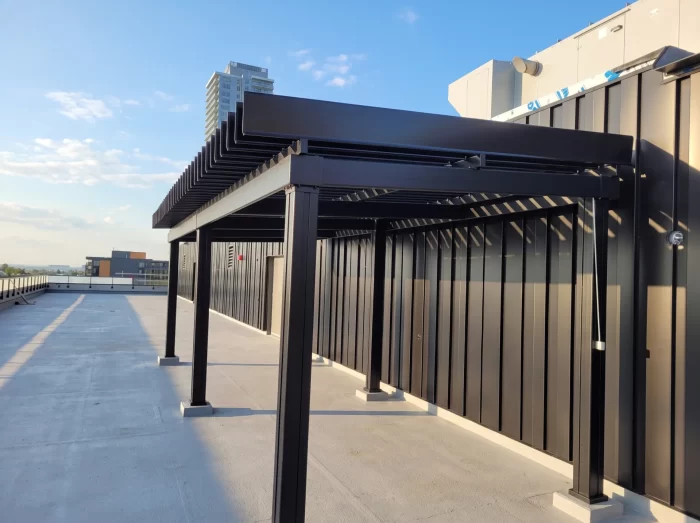 Pergola noire longeant la terrasse de toit, 1188 Cummings Ave. à Ottawa