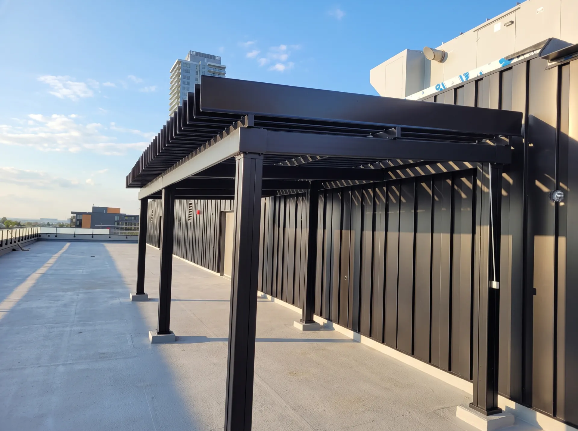 Pergola noire longeant la terrasse de toit, 1188 Cummings Ave. à Ottawa