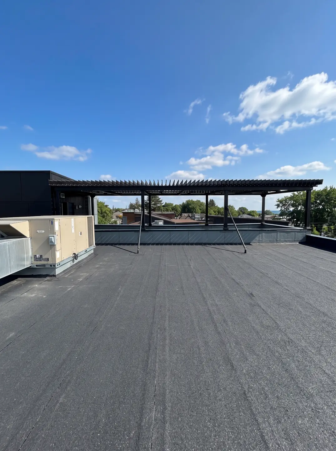 Pergola sombre sur le toit du bâtiment, Devolutions à Lavaltrie