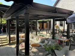 Terrasse abritée entre les bâtiments, Domaine Jolivent à Lac-Brome