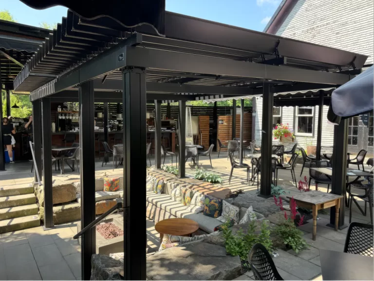Terrasse abritée entre les bâtiments, Domaine Jolivent à Lac-Brome