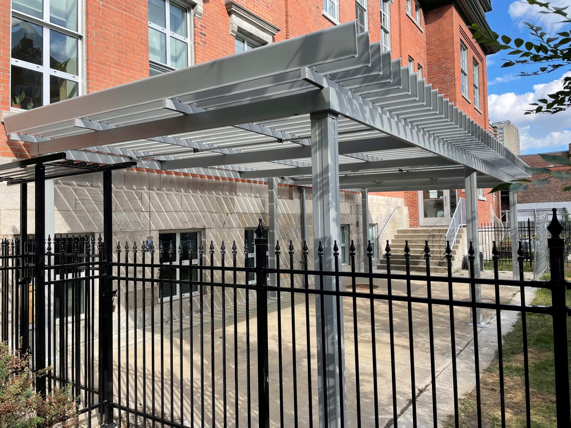 Pergola grise au-dessus de l'allée de la cour d'école, École des métiers de la restauration à Montréal