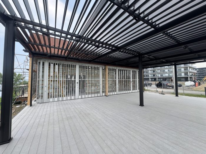 Long glazed terrace under the black louvers, L'Élément Terrasse gourmande in Trois-Rivières