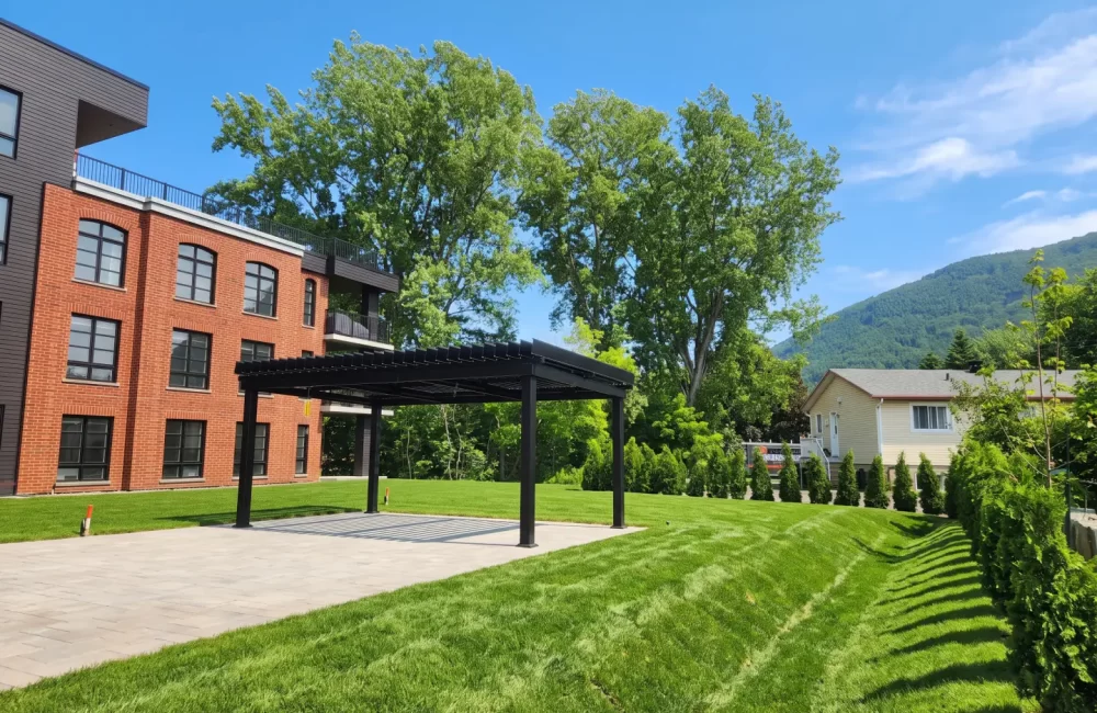 L'Érudit de la Montagne — pergola à Mont-Saint-Hilaire