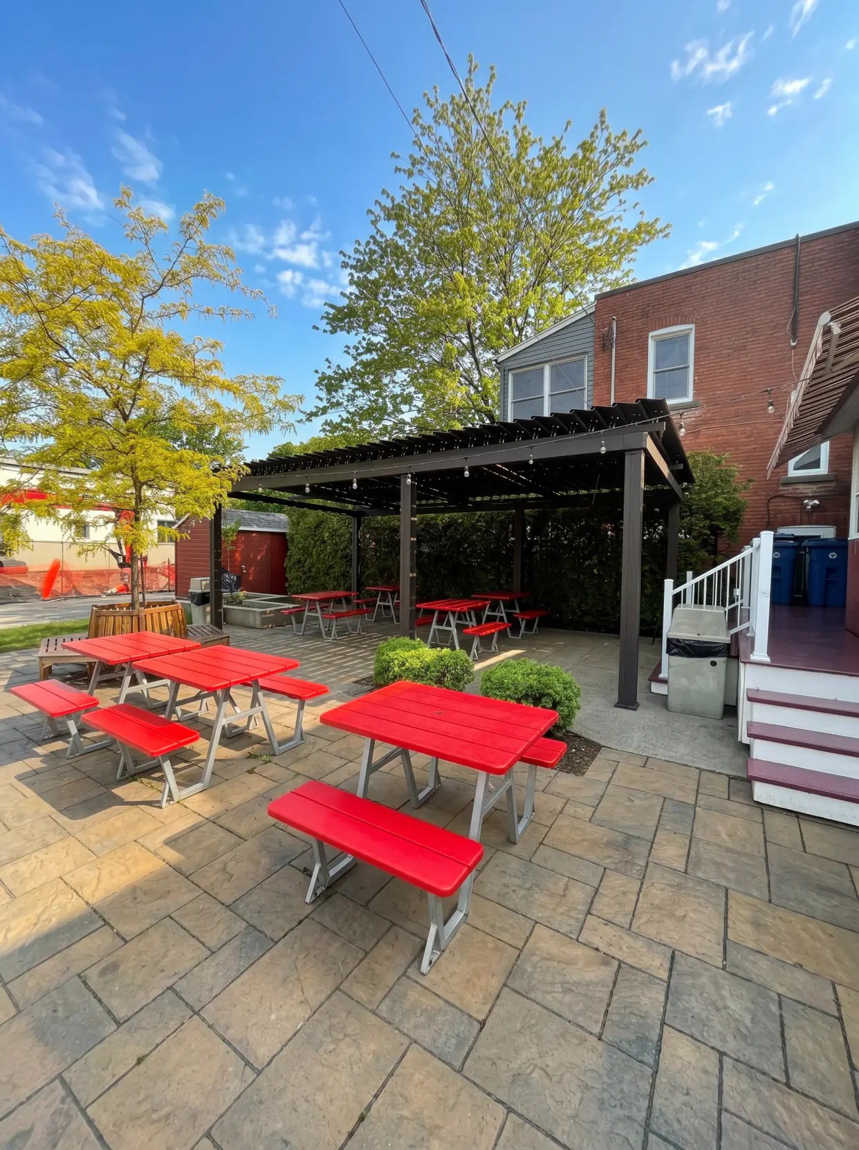 Pergola au-dessus des tables de pique-nique rouges, La Frizette à Longueuil