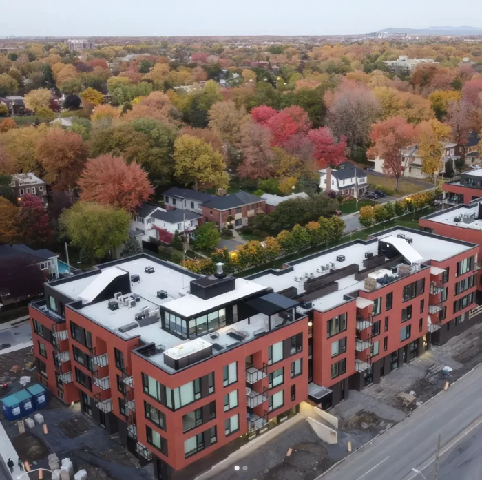 Vue aérienne de l'ensemble résidentiel en automne, Condos Gardenville à Longueuil
