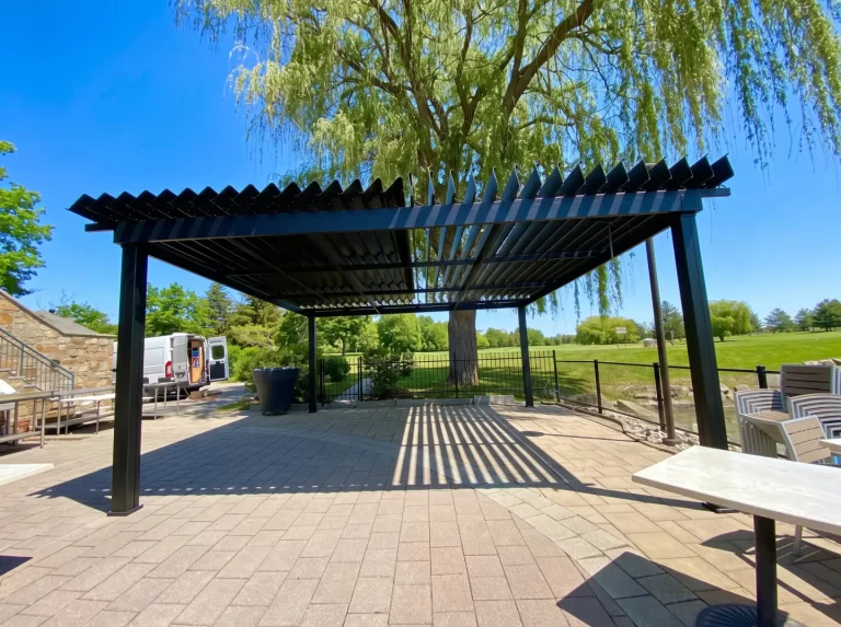 Pergola noire sous un saule en bordure du parcours, Club de golf Atlantide à Notre-Dame-de-l'Île-Perrot