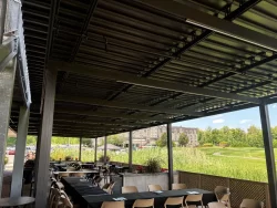 Dessous des lames orientables au-dessus des tables, vue sur le parcours, Golf de la Faune à Québec