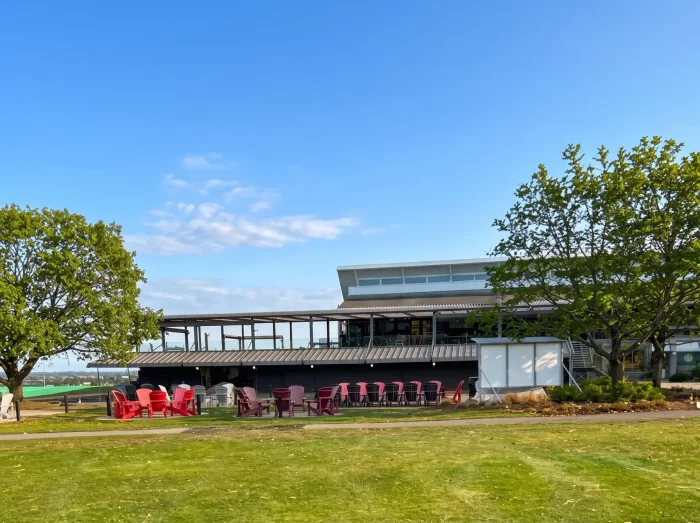 Clubhouse and its covered terrace seen from the lawn, Club de golf de la Vallée du Richelieu in Sainte-Julie