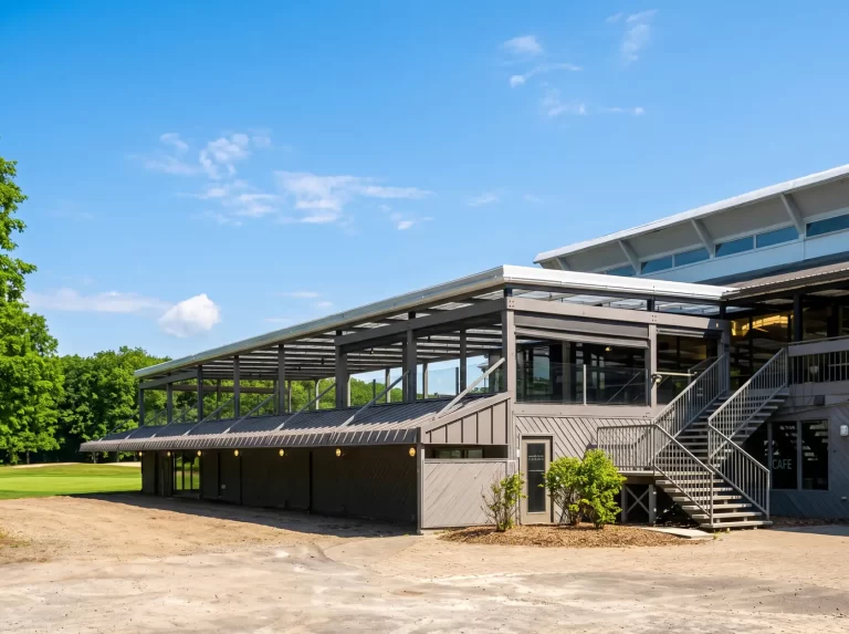 Long covered terrace running along the clubhouse, Club de golf de la Vallée du Richelieu in Sainte-Julie