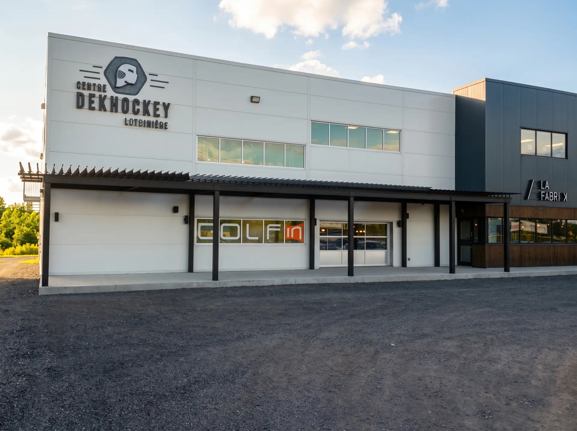Pergola noire longeant la façade du centre sportif, Dek hockey Lotbinière à Saint-Apollinaire