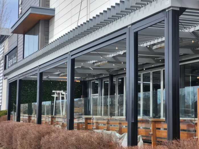 Pergola grise au-dessus de la terrasse vitrée, Houston Bar and Grill au DIX30 à Brossard