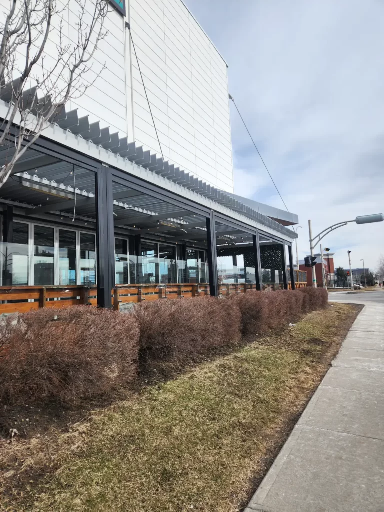 Enfilade de la terrasse vitrée vue du trottoir, Houston Bar and Grill au DIX30 à Brossard