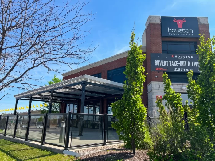 Terrasse vitrée coiffée d'une pergola à lames, Houston Bar and Grill à Gatineau