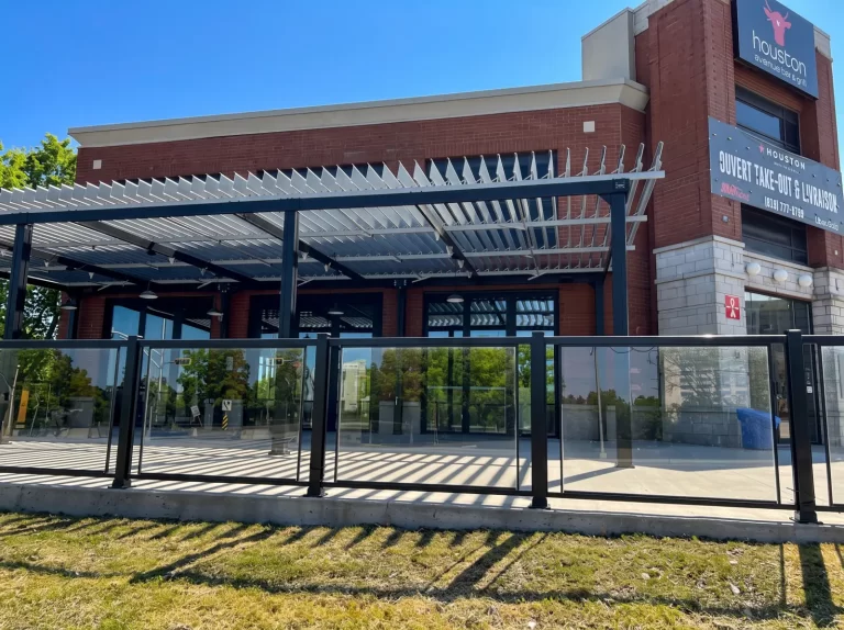 Garde-corps de verre et lames ouvertes devant le bâtiment de brique, Houston Bar and Grill à Gatineau