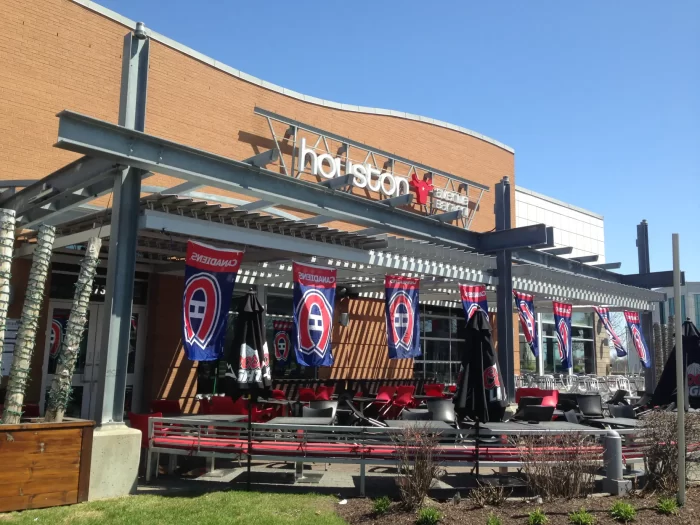 Toit de lames posé sur la structure existante au-dessus de la terrasse, Houston Bar and Grill à Laval
