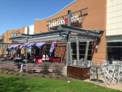 Terrasse et parasols sous le toit de lames, Houston Bar and Grill à Laval