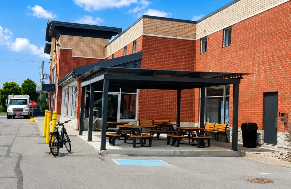 IGA extra St-Pierre — pergola à Granby