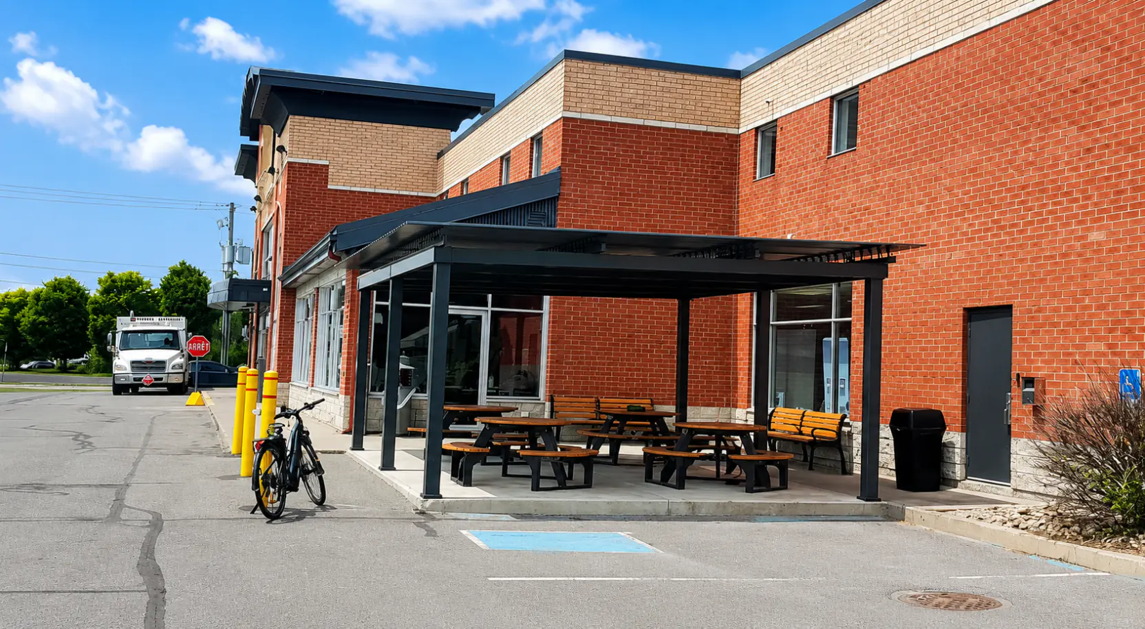 Couvert sombre au-dessus de l'aire de pique-nique du supermarché, IGA extra St-Pierre à Granby