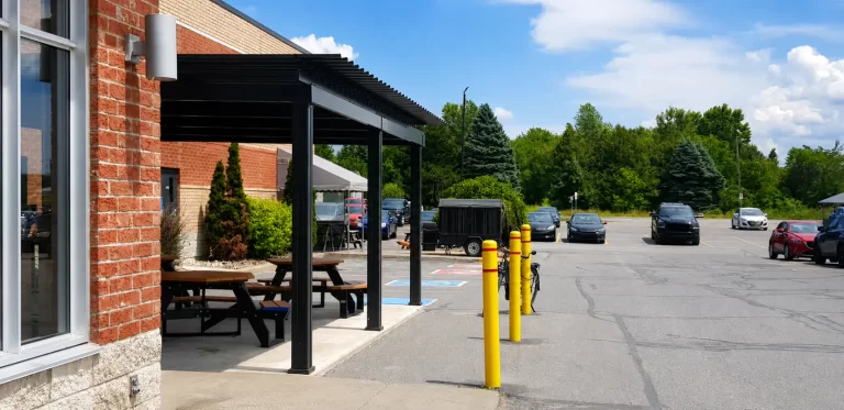 Tables de pique-nique abritées en bordure du stationnement, IGA extra St-Pierre à Granby