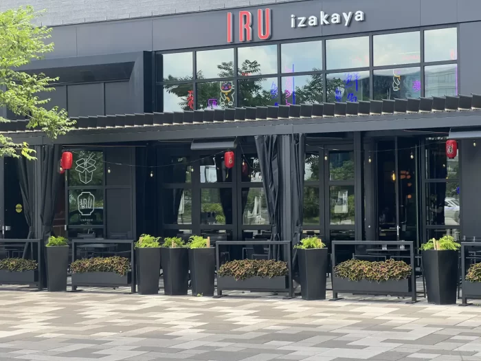 Pergola noire le long de la devanture et ses jardinières, Iru Izakaya à Brossard