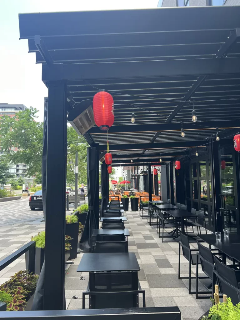 Enfilade de la terrasse et ses lanternes rouges, Iru Izakaya à Brossard