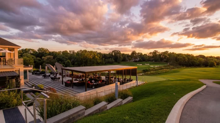Terrasse du pavillon au coucher du soleil face au parcours, Islington Golf Club à Etobicoke