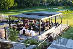 Terrasse pleine de convives surplombant le vert, Islington Golf Club à Etobicoke