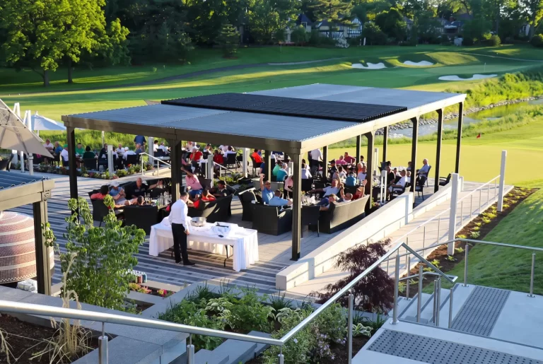 Terrasse pleine de convives surplombant le vert, Islington Golf Club à Etobicoke
