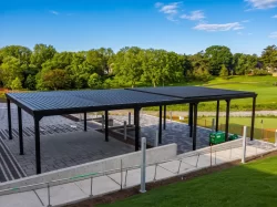 Pergolas sombres au-dessus de la terrasse en bordure du parcours, Islington Golf Club à Etobicoke