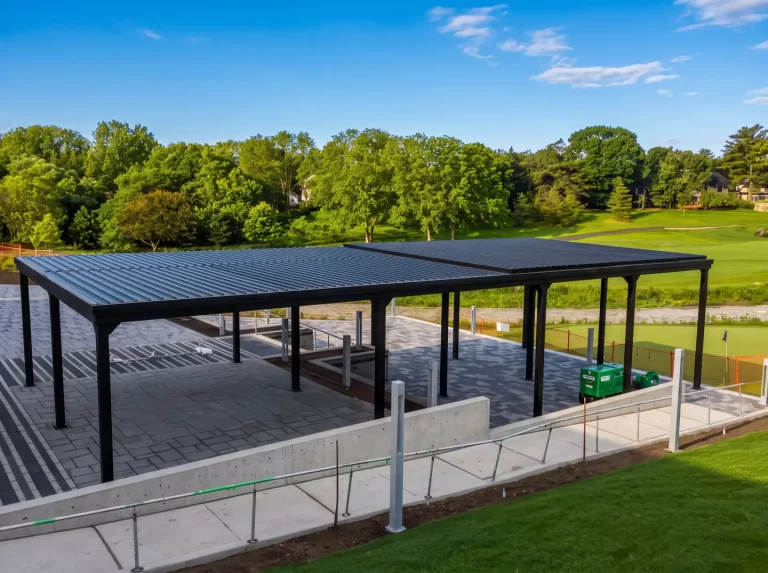 Pergolas sombres au-dessus de la terrasse en bordure du parcours, Islington Golf Club à Etobicoke