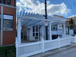 Pergola blanche le long de la rue, Le Jardin des Fondues à Terrebonne