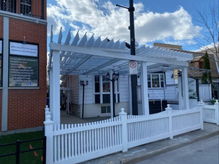 Pergola blanche le long de la rue, Le Jardin des Fondues à Terrebonne