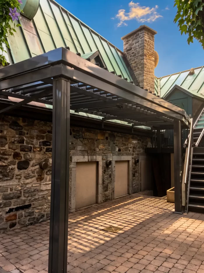 Pergola au-dessus de la cour de pierre du Vieux-Montréal, Jardin Nelson à Montréal