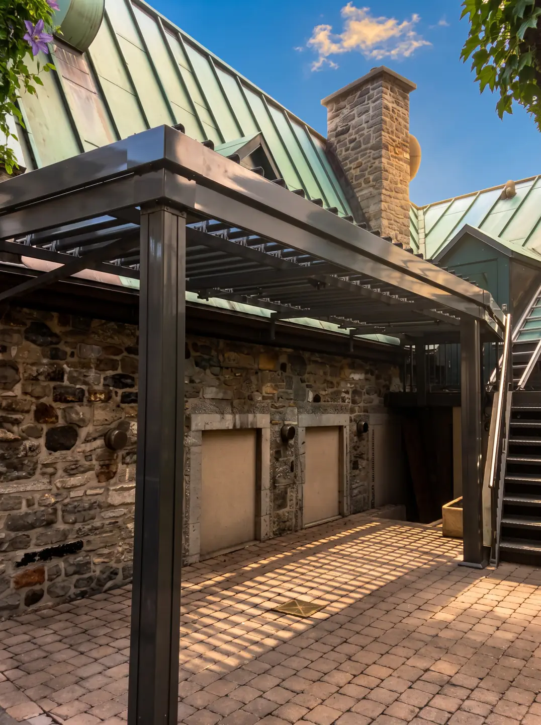Pergola au-dessus de la cour de pierre du Vieux-Montréal, Jardin Nelson à Montréal