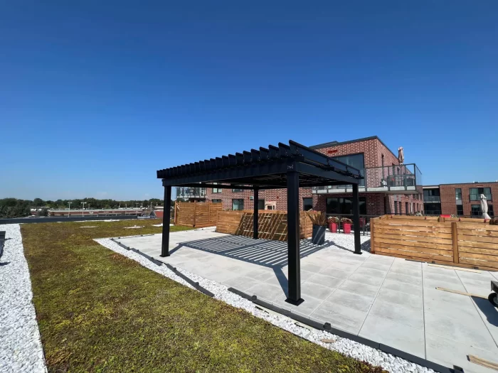 Black rooftop pergola at the edge of the green roof, Jazz Condos in Saint-Bruno-de-Montarville