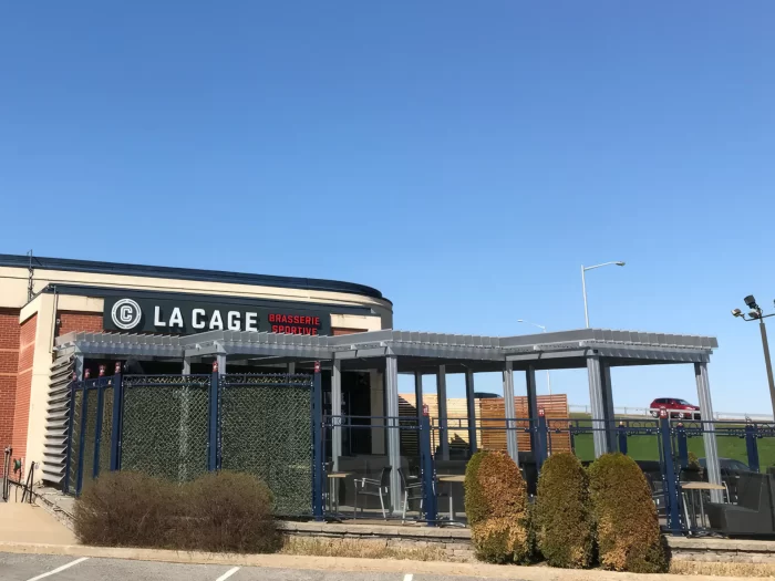 Pergola au-dessus de la terrasse adossée au restaurant, La Cage à Québec