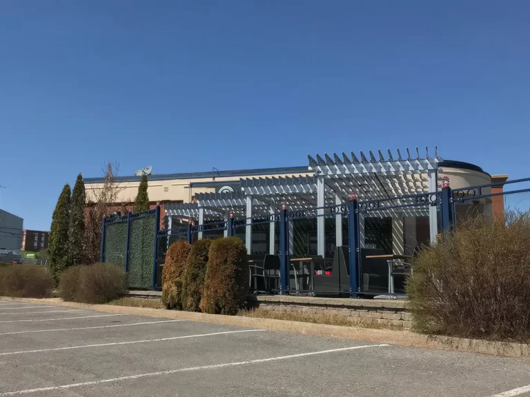 Terrasse abritée vue depuis le stationnement, La Cage à Québec