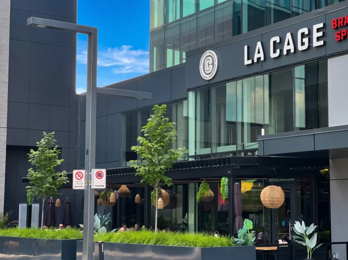 Black pergola along the restaurant façade, La Cage Solar in Brossard
