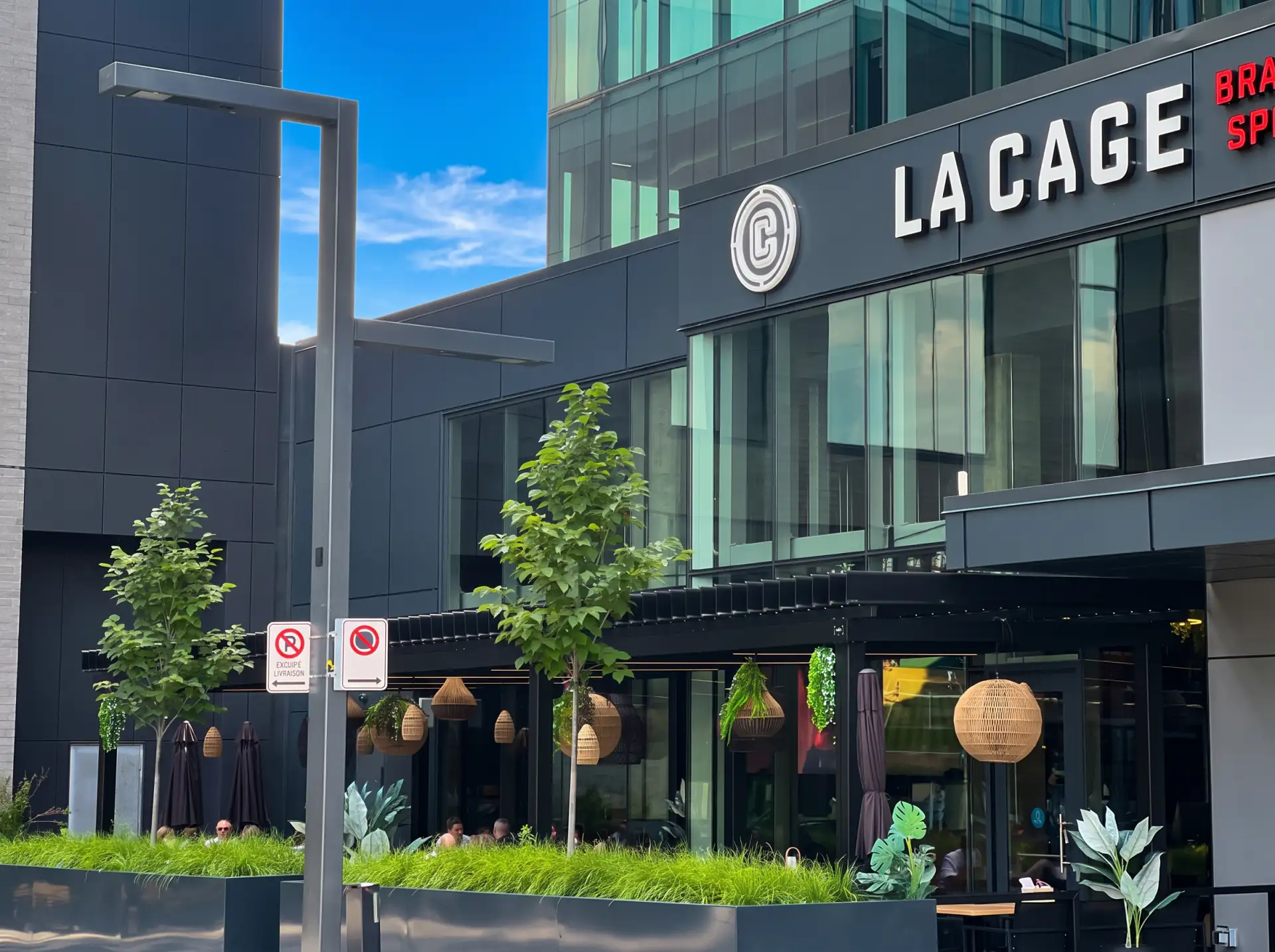 Black pergola along the restaurant façade, La Cage Solar in Brossard