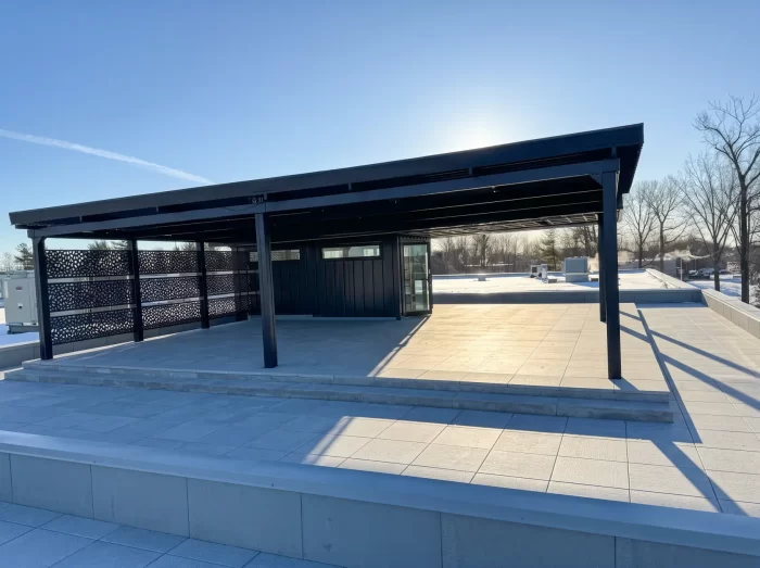 Couvert sombre sur la terrasse de toit et ses panneaux perforés, Laboratoire RIVA à Blainville